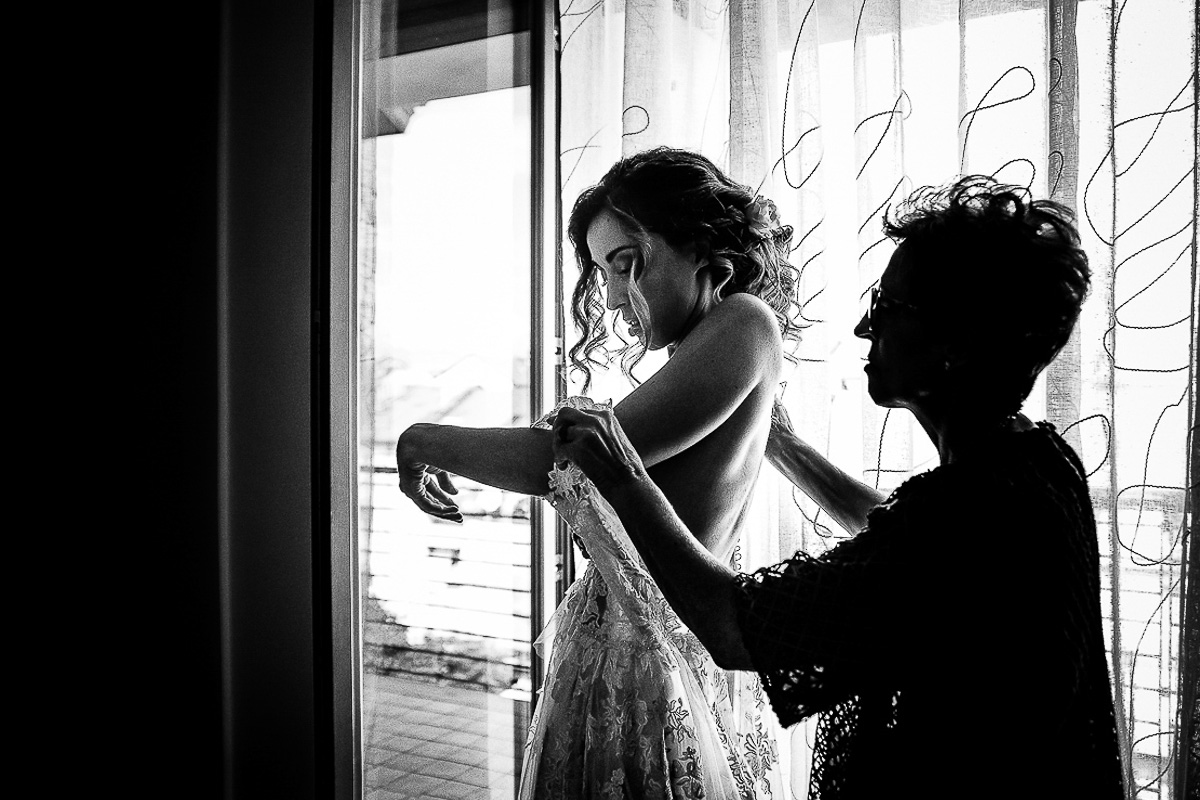 Matrimonio a Torino, preparazione della sposa.Sposa che indossa il suo abito.