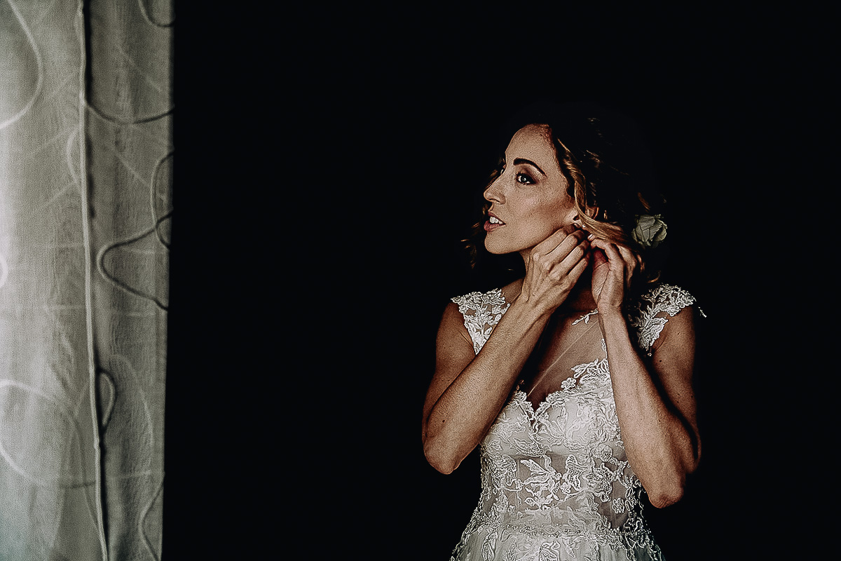 Matrimonio a Torino, preparazione della sposa.Sposa che indossa gli orecchini