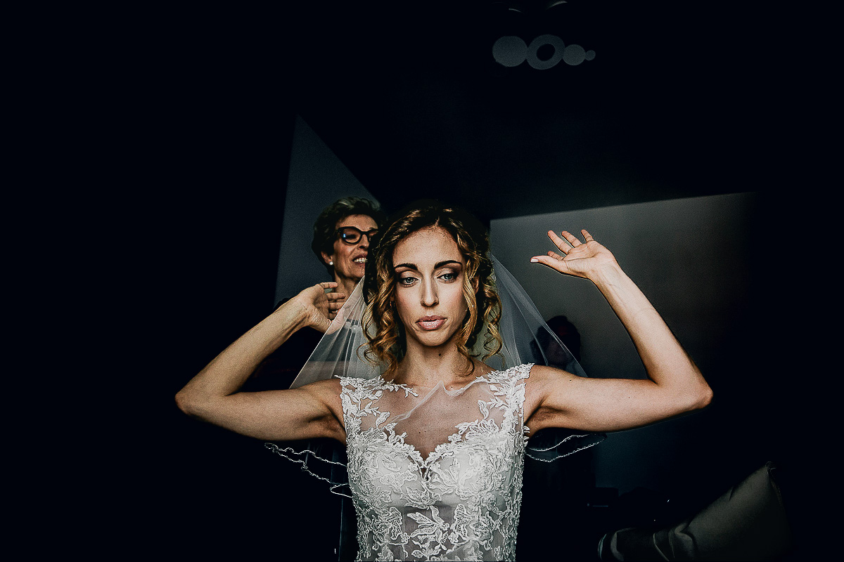 Matrimonio a Torino, preparazione della sposa.Sposa che tira indietro il velo.