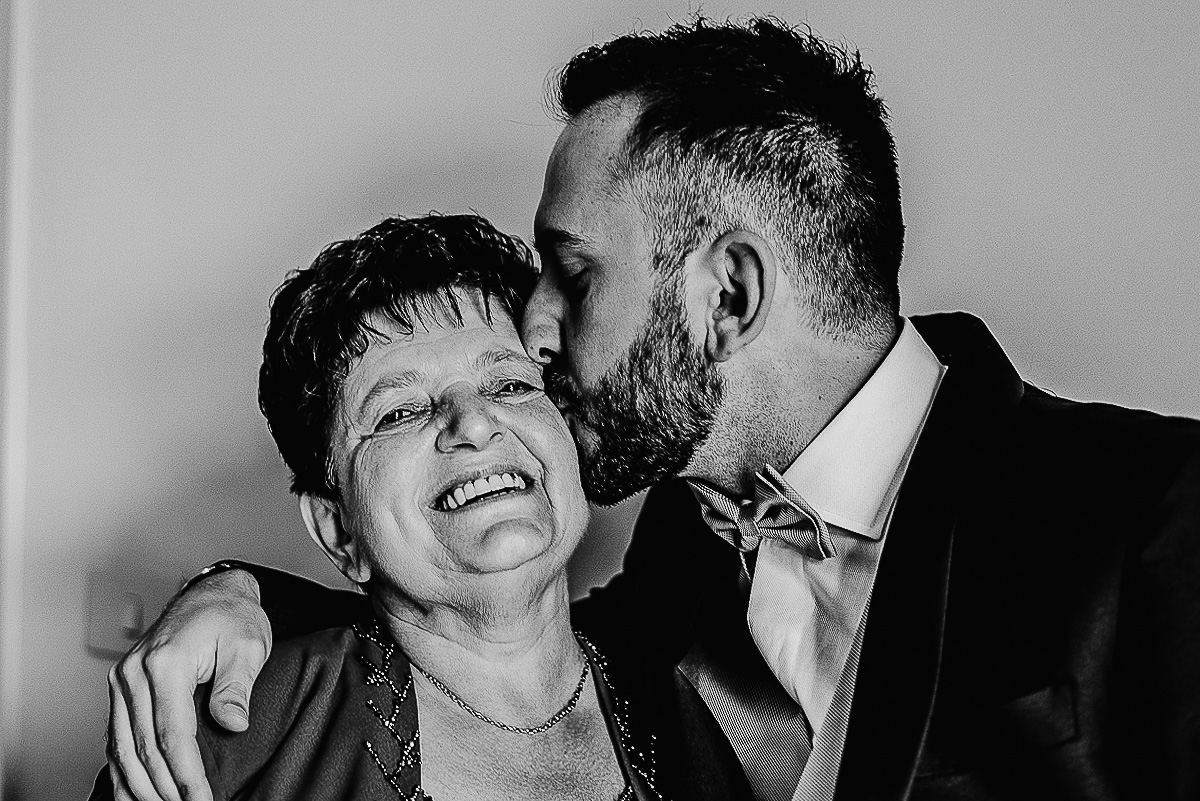 Matrimonio a Torino, preparazione dello sposo. Sposo che bacia la madre.