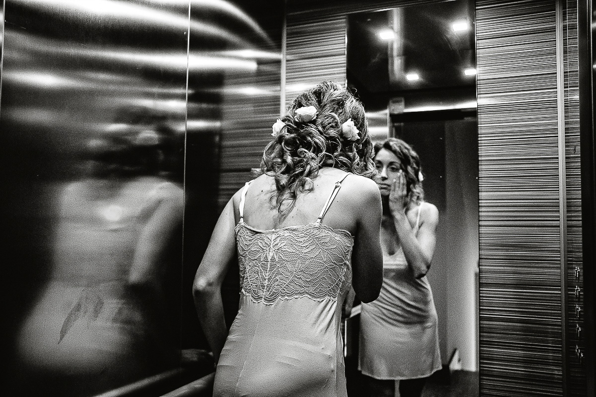 Matrimonio a Torino, preparazione della sposa. Sposa che si guarda nello specchio dell'ascensore.