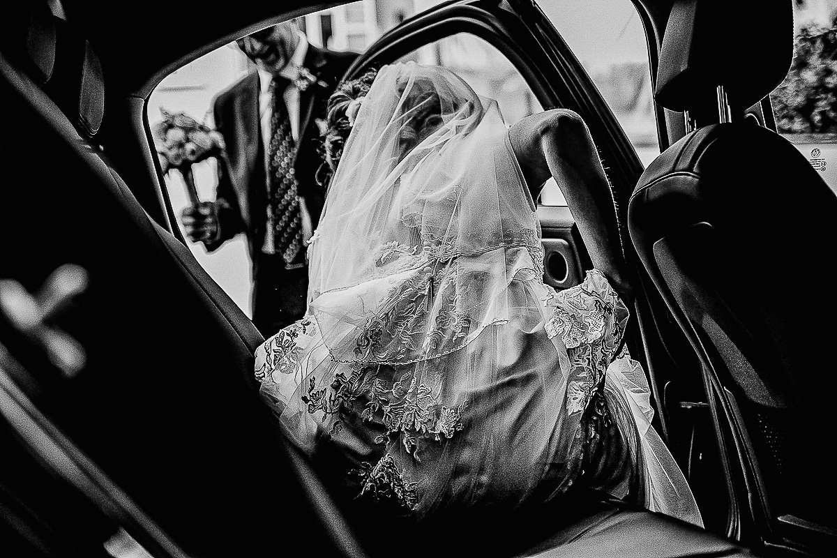 Matrimonio a Torino, preparazione della sposa.Sposa che entra in auto.