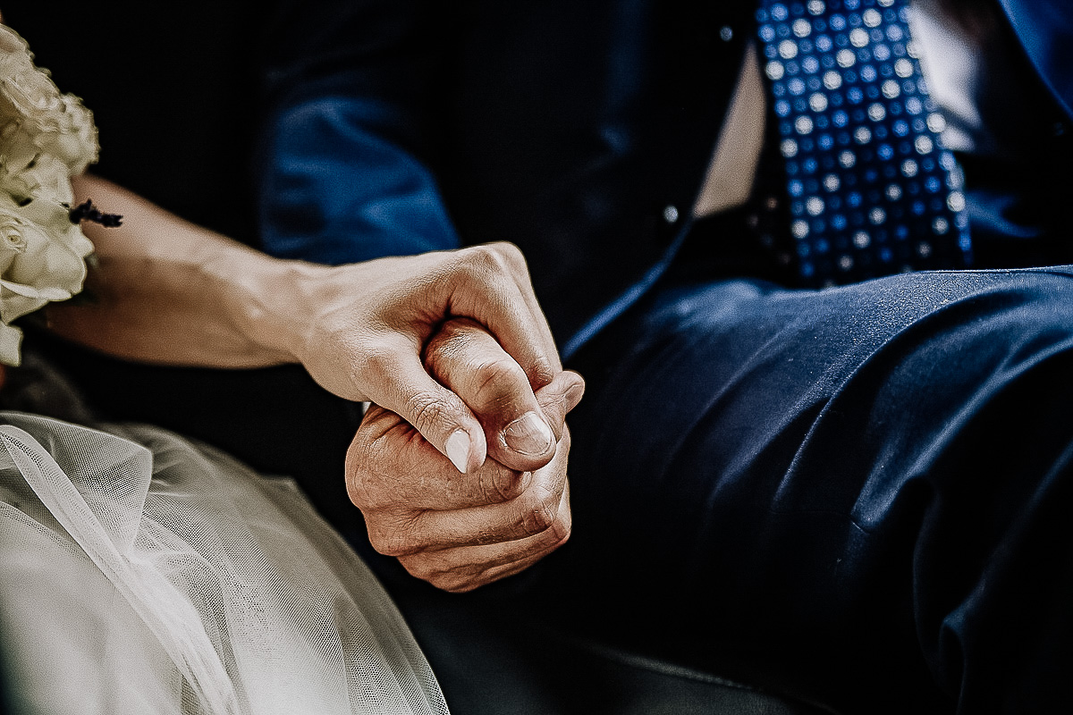Matrimonio nella Chiesa della Madonna del Pilone a Torino. Particolare della sposa che tiene la mano al padre in auto.