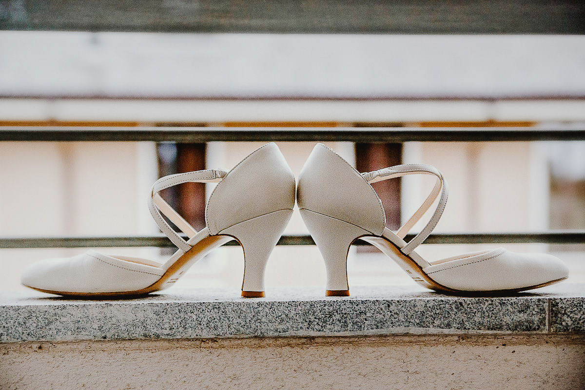 Matrimonio a Torino, preparazione della sposa.Scarpe sul parapetto del balcone.
