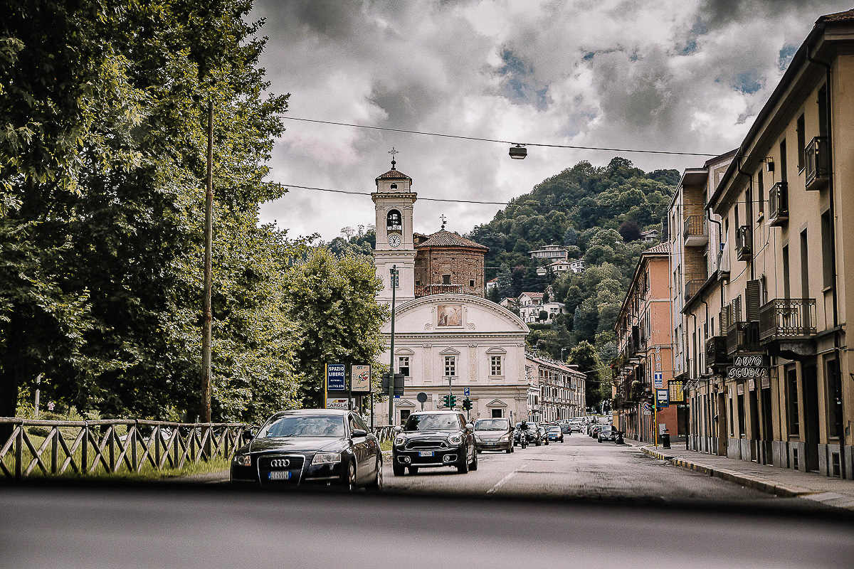Matrimonio nella Chiesa della Madonna del Pilone a Torino. Veduta della chiesa dall'auto della sposa.