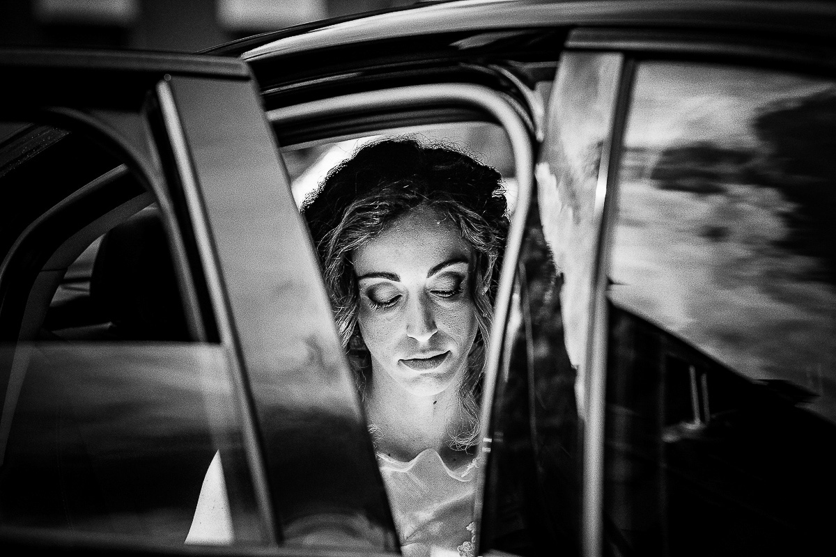 Matrimonio nella Chiesa della Madonna del Pilone a Torino.Sposa che sta per scendere dall'auto.