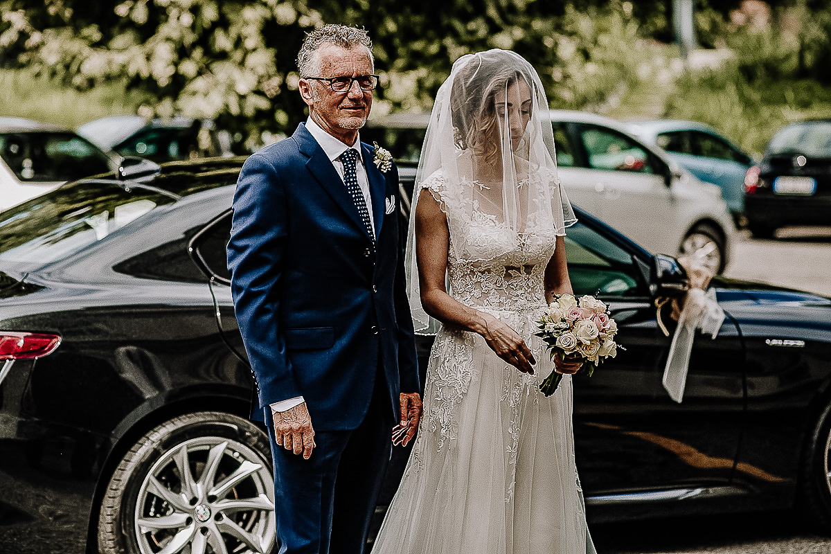 Matrimonio nella Chiesa della Madonna del Pilone a Torino.Sposa fuori dall'auto con il padre.