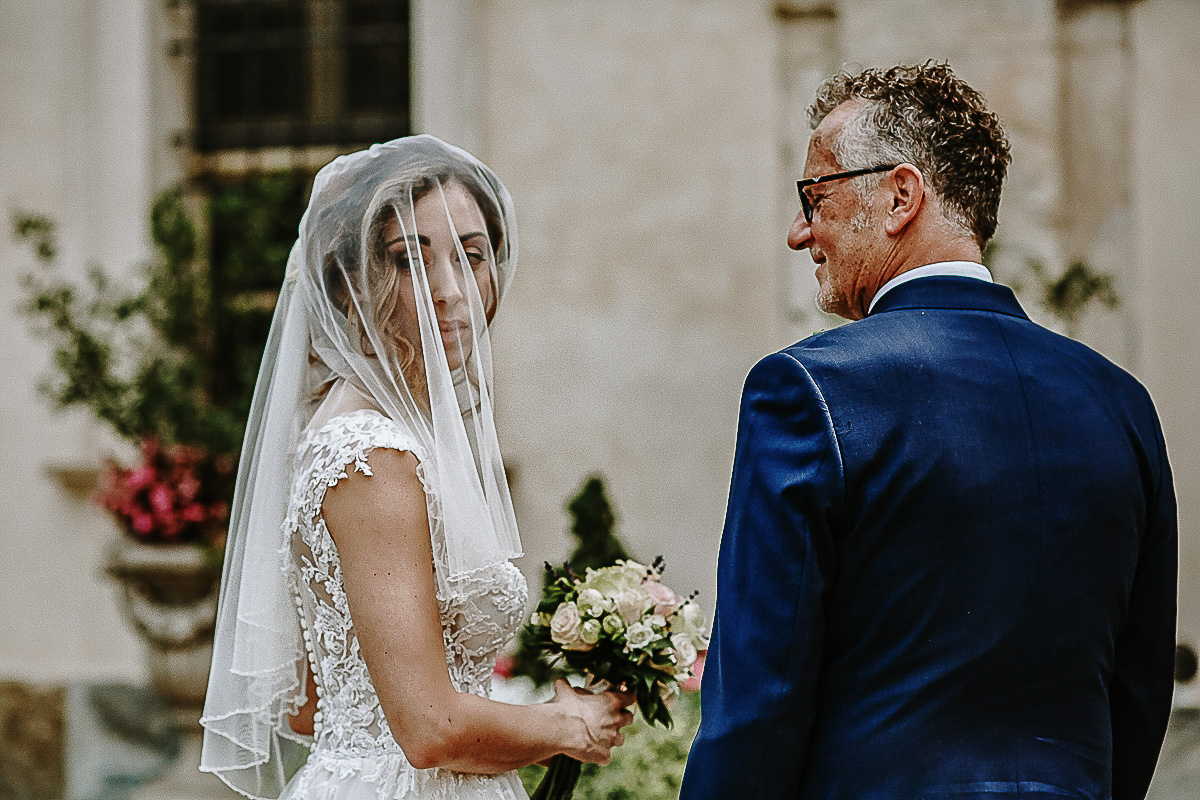 Matrimonio nella Chiesa della Madonna del Pilone a Torino. Sposa con il velo calato e il padre.