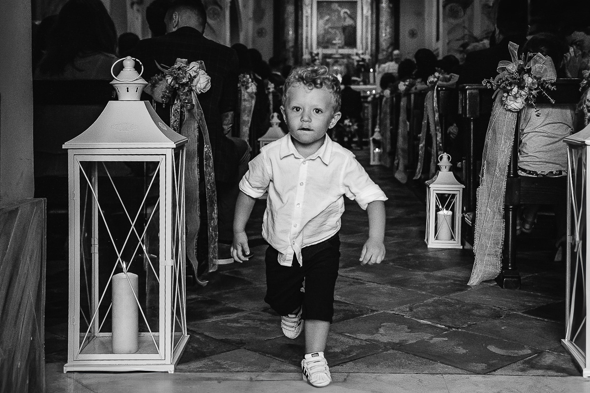 Matrimonio nella Chiesa della Madonna del Pilone a Torino. Cerimonia. Bambino che corre fuori.