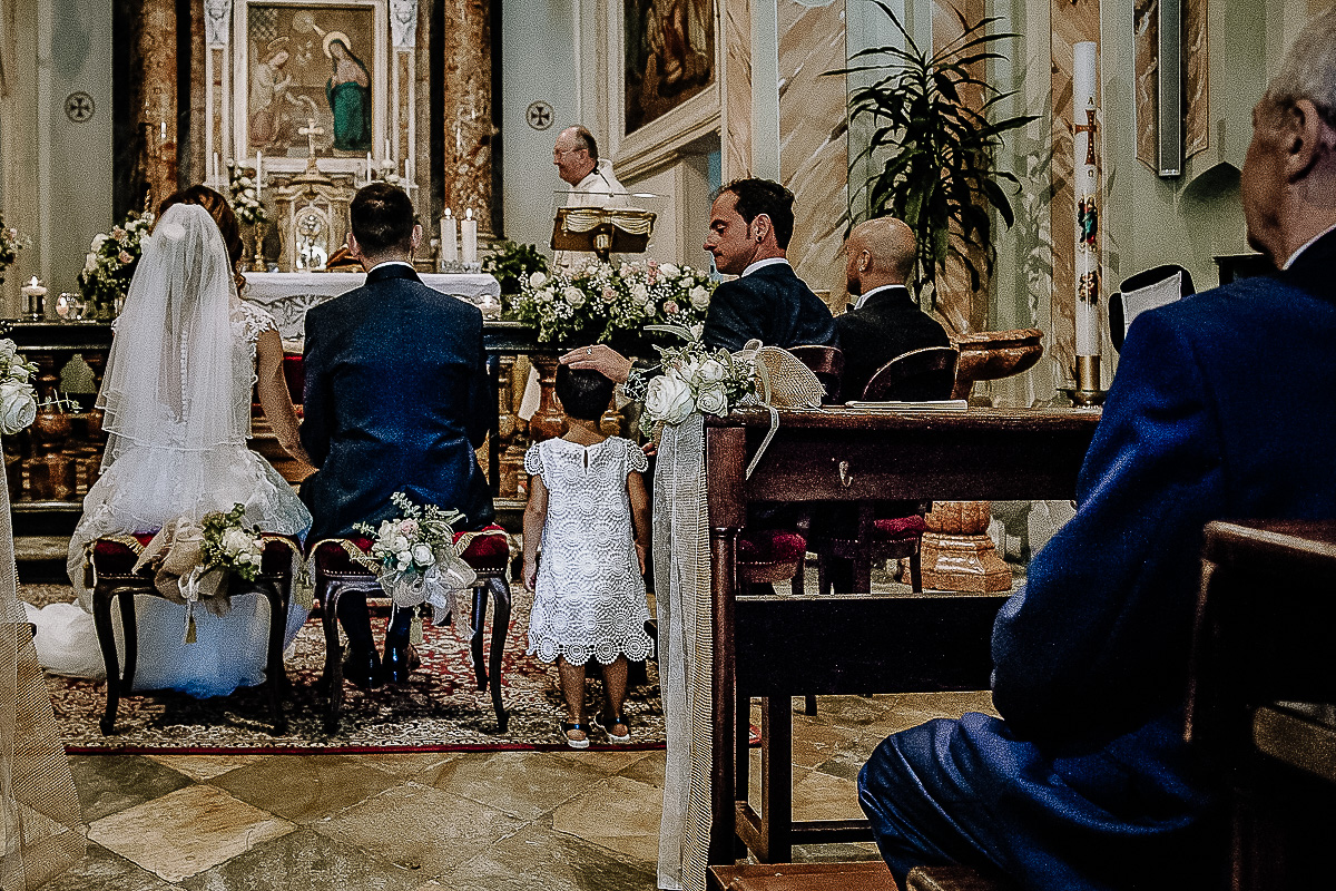 Matrimonio nella Chiesa della Madonna del Pilone a Torino. Cerimonia.Bambina che si avvicina all'altare.