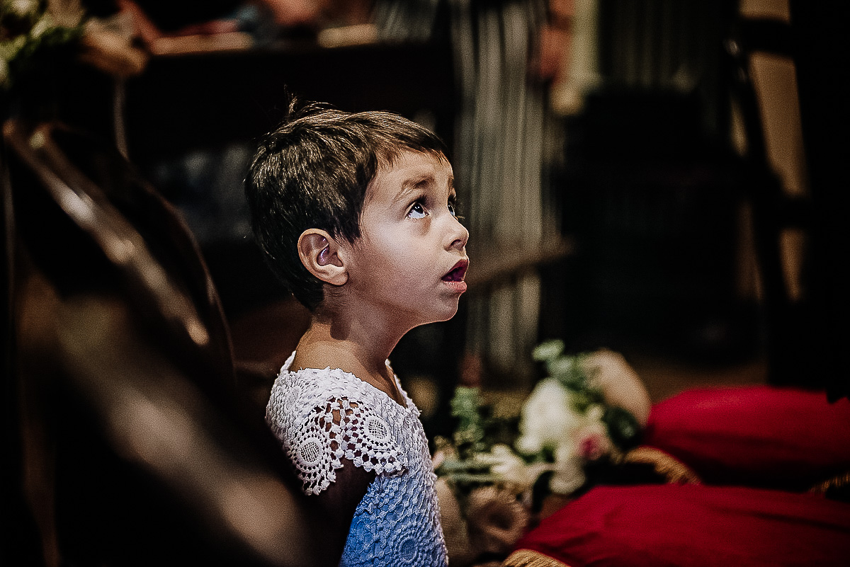 Matrimonio nella Chiesa della Madonna del Pilone a Torino. Cerimonia.Bambina all'altare che guarda gli sposi.