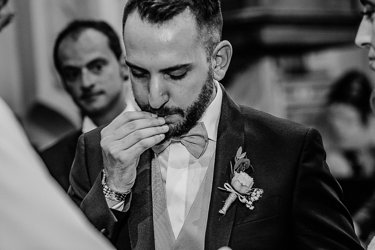 Matrimonio nella Chiesa della Madonna del Pilone a Torino. Cerimonia.Sposo che bacia l'anello.