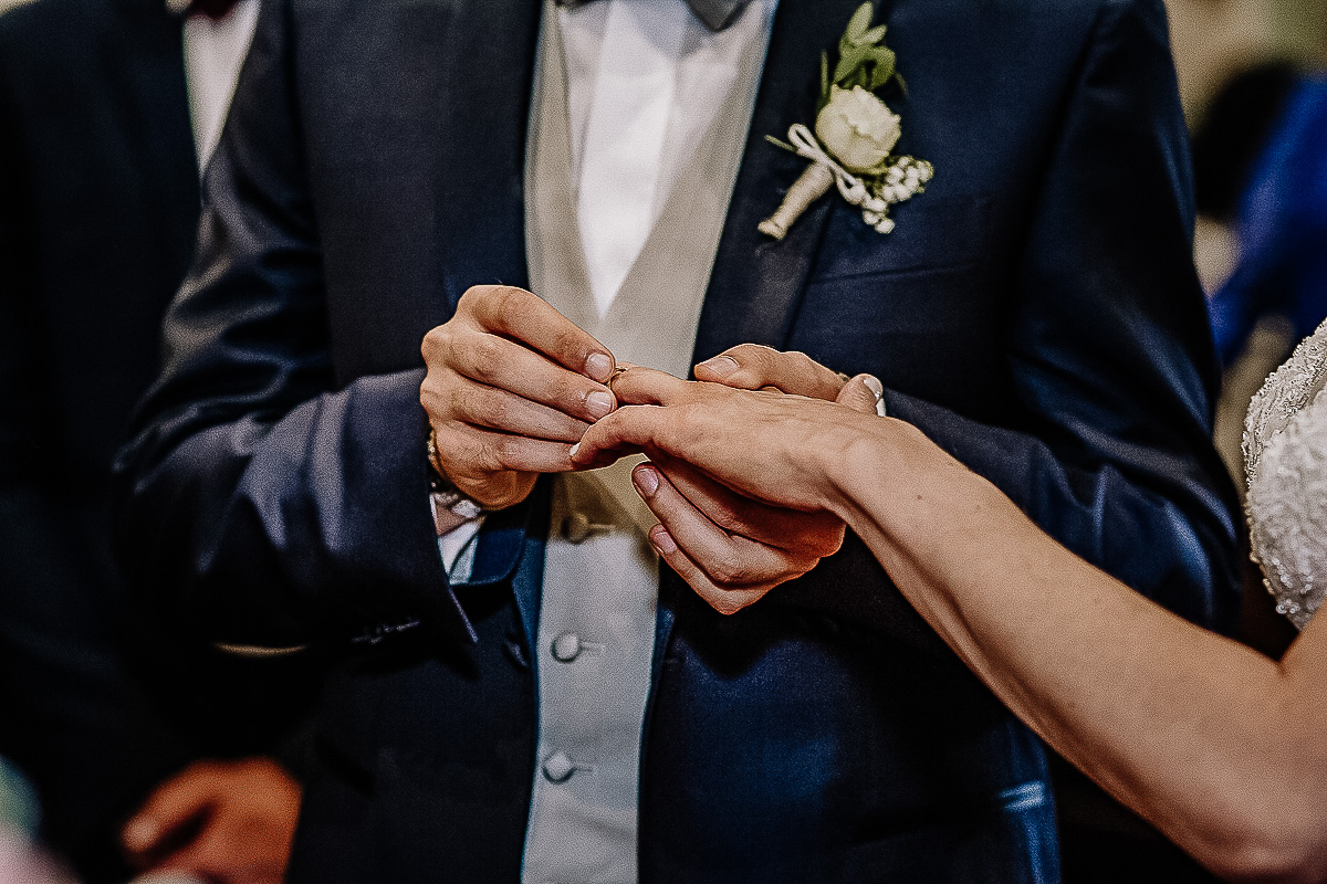 Matrimonio nella Chiesa della Madonna del Pilone a Torino. Cerimonia.Sposo che infila l'anello al dito della sposa.