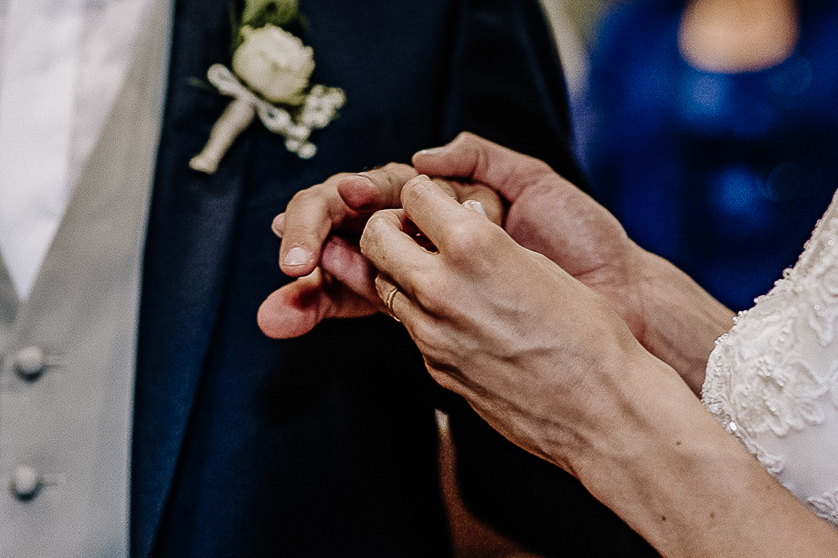 Matrimonio nella Chiesa della Madonna del Pilone a Torino. Cerimonia.Sposa che infila l'anello al dito dello sposo.