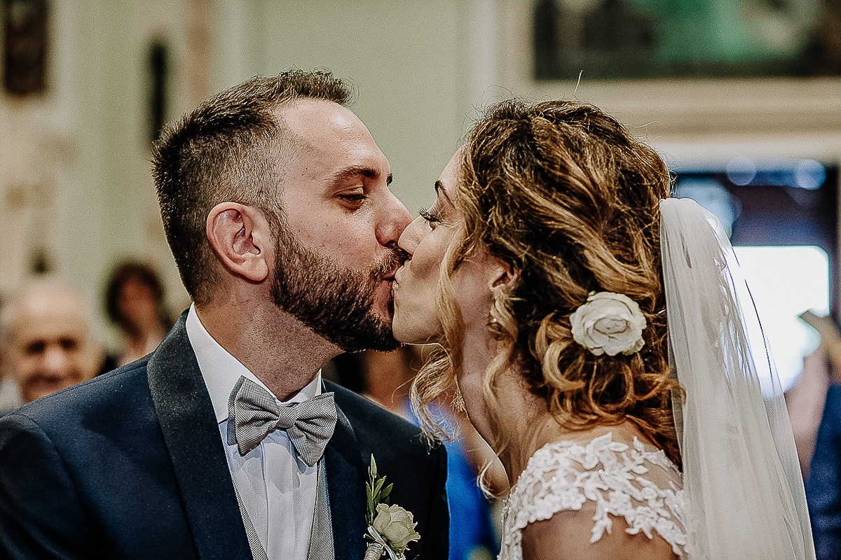 Matrimonio nella Chiesa della Madonna del Pilone a Torino. Cerimonia.Bacio degli sposi.