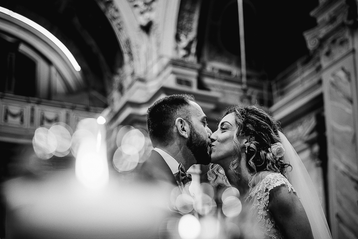Matrimonio nella Chiesa della Madonna del Pilone a Torino. Cerimonia.Bacio degli sposi in bianco e nero