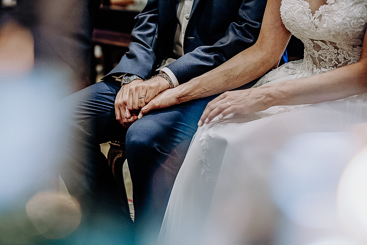 Matrimonio nella Chiesa della Madonna del Pilone a Torino. Cerimonia.Mani