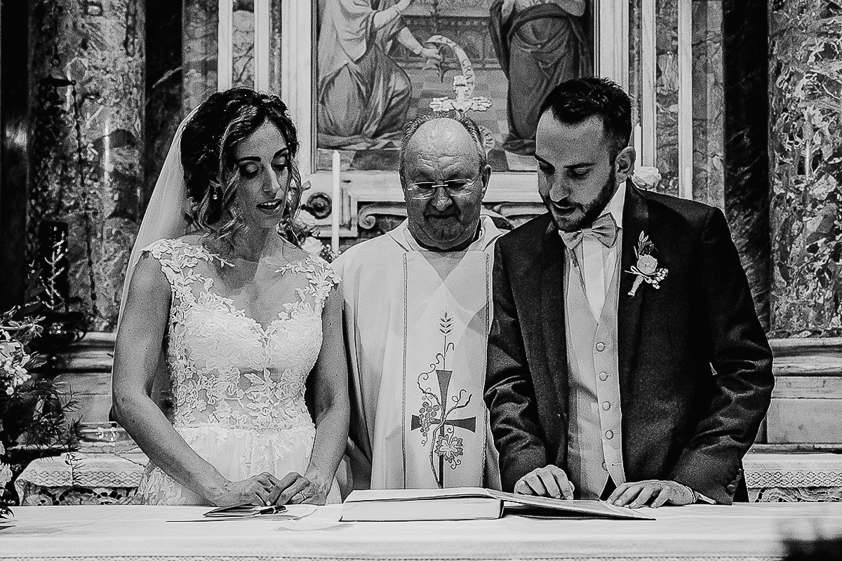 Matrimonio nella Chiesa della Madonna del Pilone a Torino. Cerimonia.Firme.