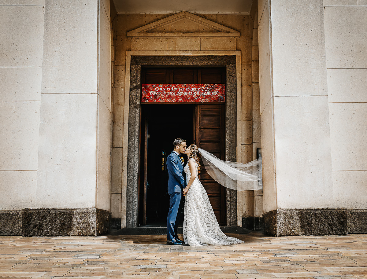 Matrimonio a Torino. Cerimonia nella chiesa Patrocinio San Giuseppe.Ritratto degli sposi davanti alla chiesa.