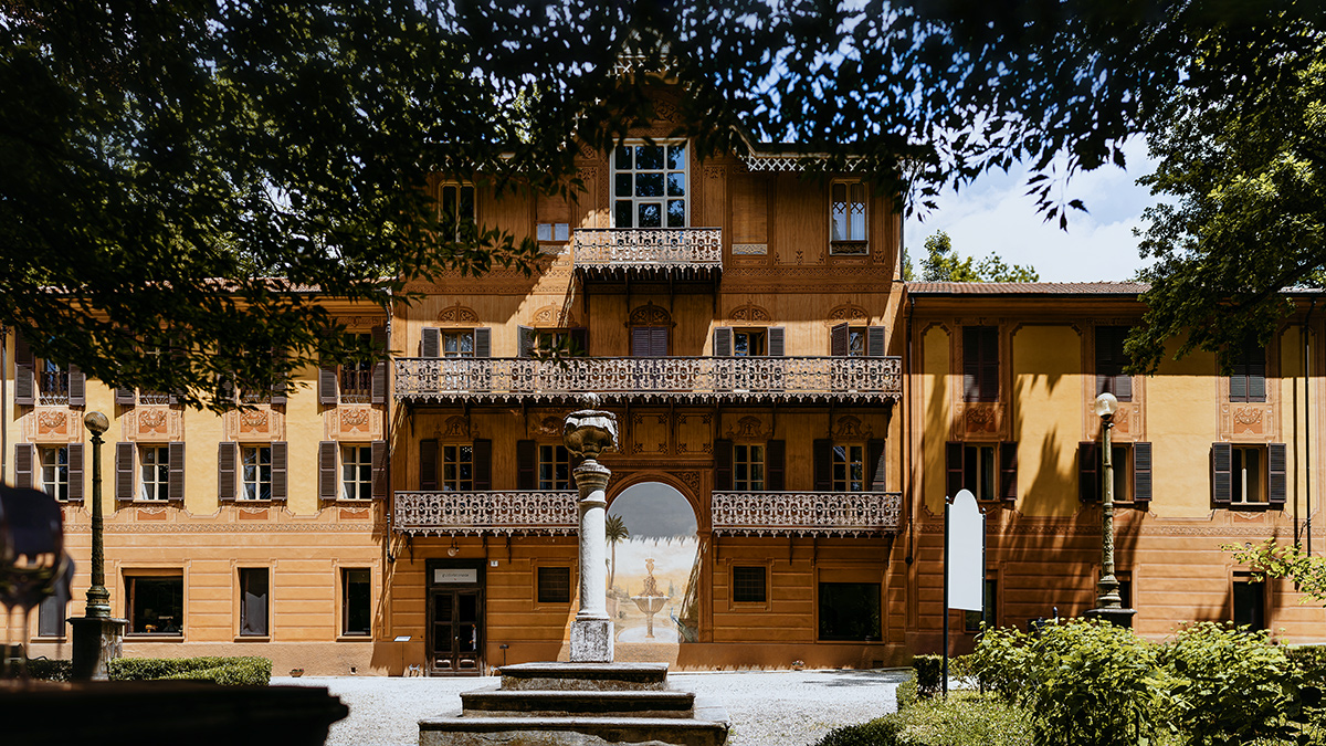Tenuta Fontanfredda, Guidoristorante. Panorama della Villa Reale simile a uno chalet svizzero di montagna.