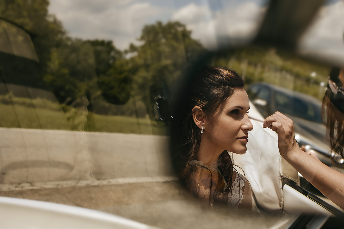 Tenuta Fontanfredda, make-up artist ritocca il trucco della sposa.