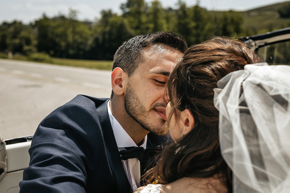 Tenuta Fontanfredda, bacio degli sposi in auto
