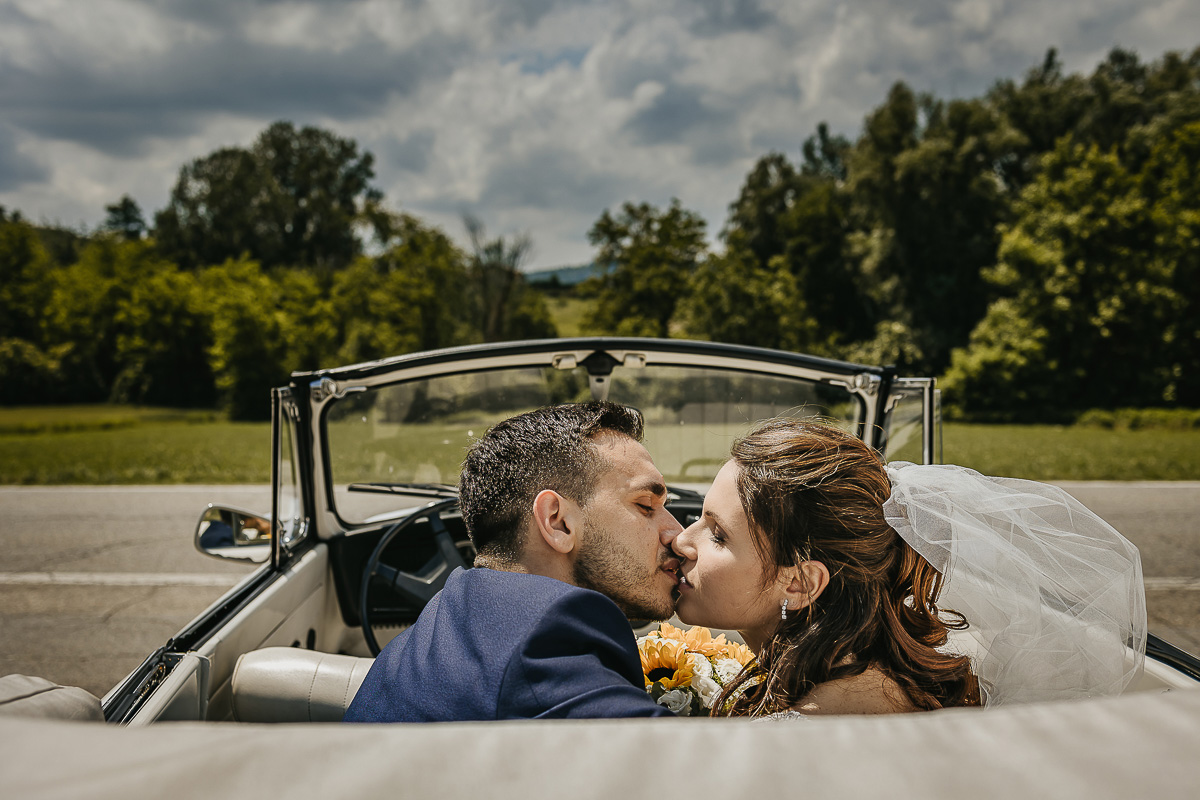 Tenuta Fontanfredda, bacio degli sposi in auto.