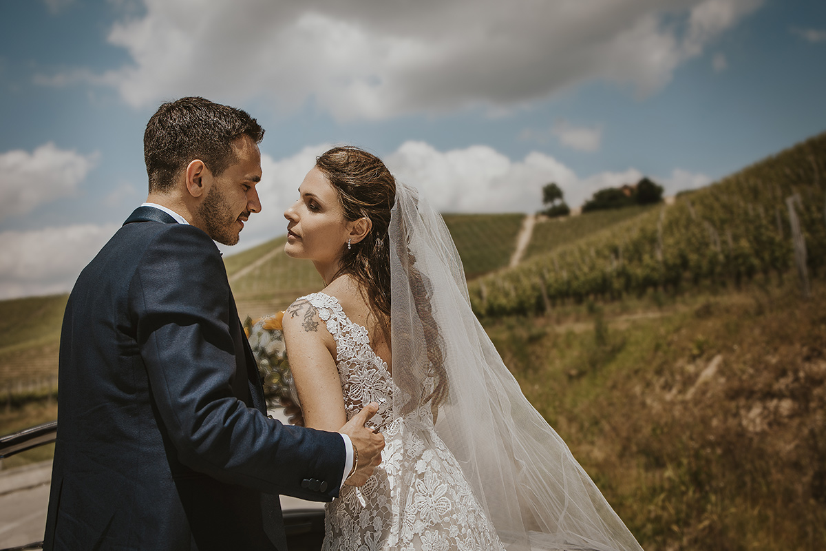 Tenuta Fontanfredda, sposi visti da dietro