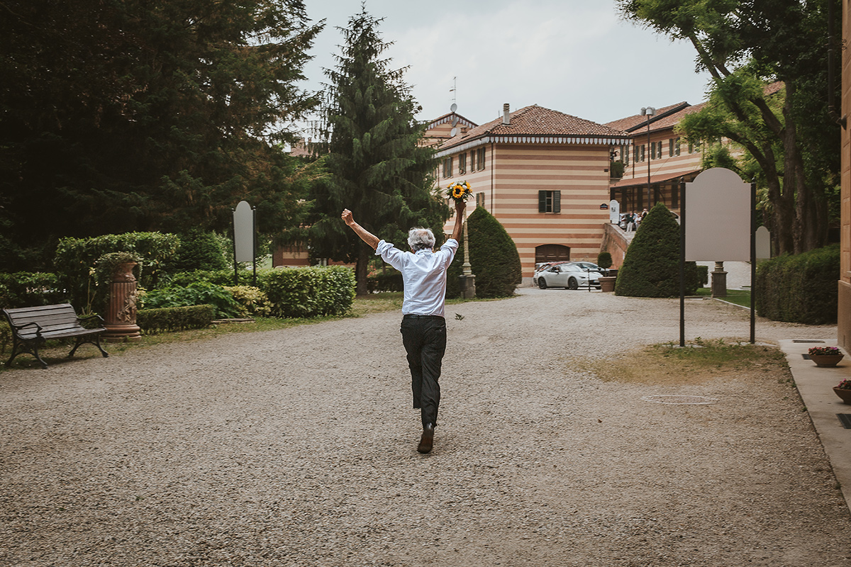 Tenuta Fontanfredda, Guidoristorante. Lancio del Bouquet. padre della sposa che ha preso il bouquet e si allontana soddisfatto.