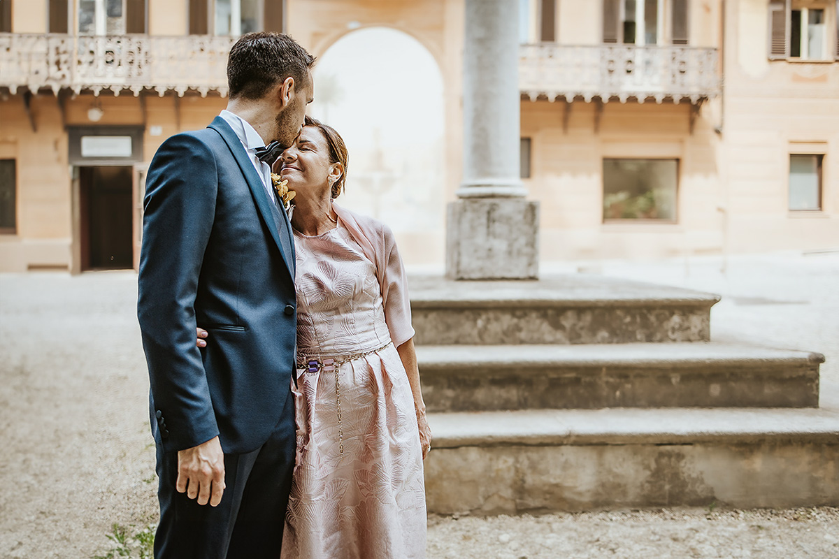 Tenuta Fontanfredda, Guidoristorante. Villa reale.Sposo che bacia la mamma sulla fronte.