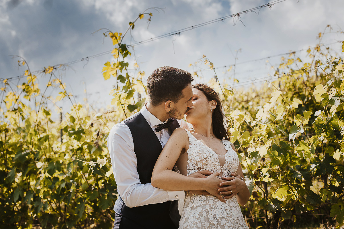 Tenuta Fontanfredda, Guidoristorante. Villa reale.Sessione fotografica degli sposi tra le vigne. Bacio
