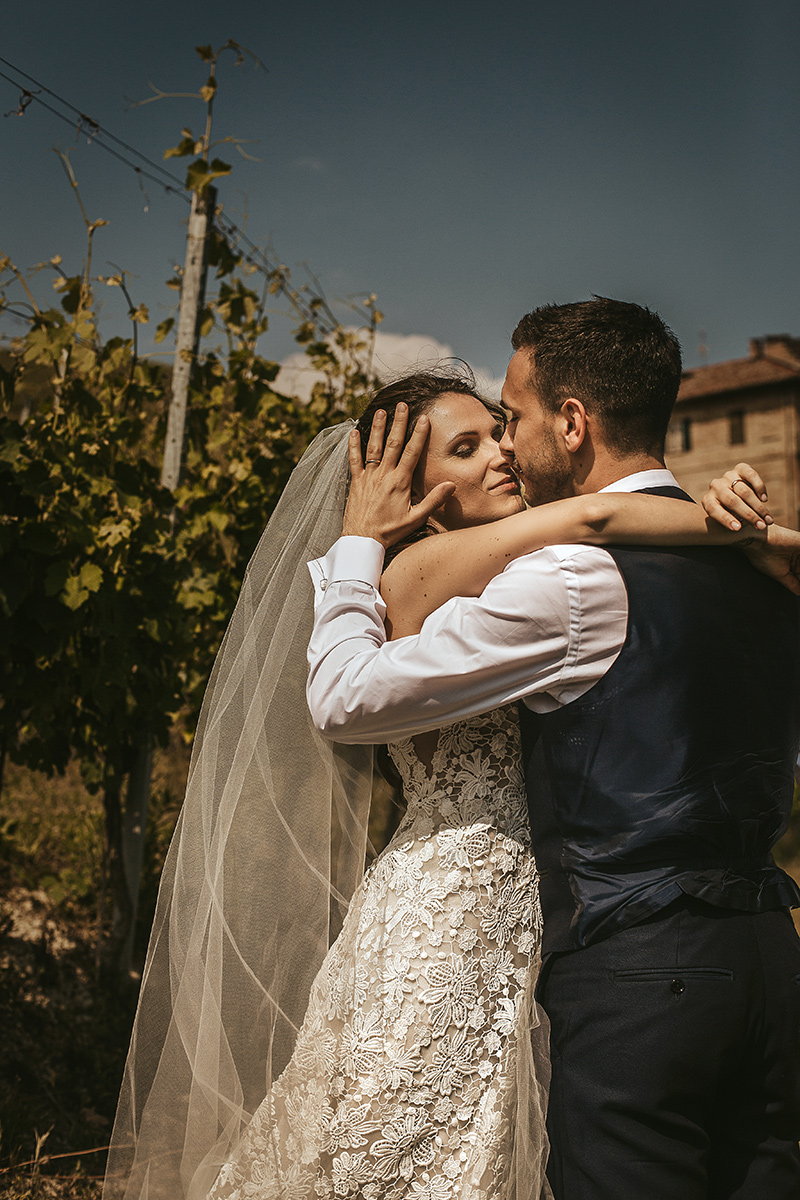 Tenuta Fontanfredda, Guidoristorante. Villa reale.Sessione fotografica degli sposi tra le vigne. Abbraccio.