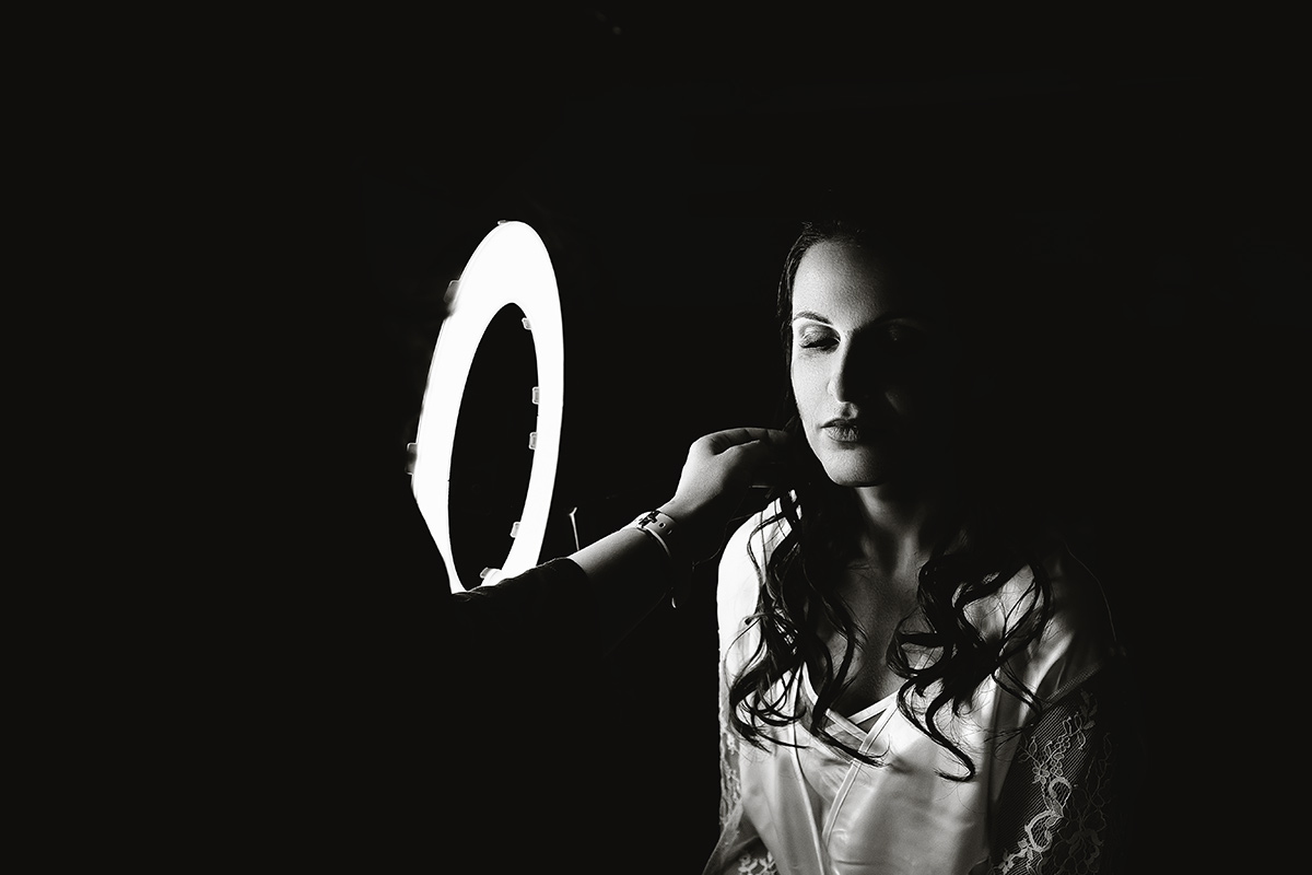 Matrimonio a Torino. Preparazione della sposa. Sposa illuminata da una ring light bianco e nero