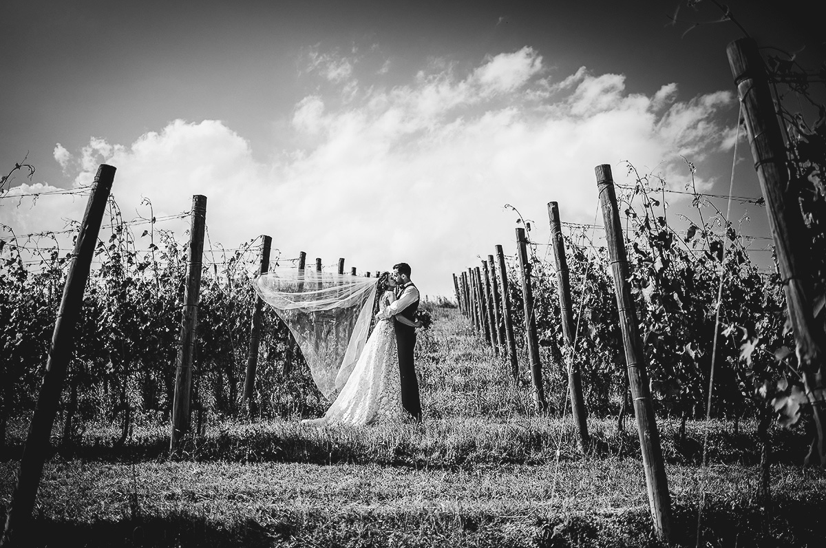 Tenuta Fontanfredda, Guidoristorante. Villa reale.Sessione fotografica degli sposi tra le vigne. velo che vola.
