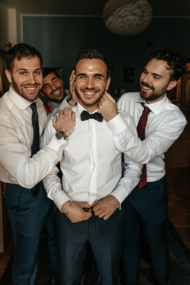 Matrimonio a Torino. Preparazione dello sposo. Sposo con gli amici