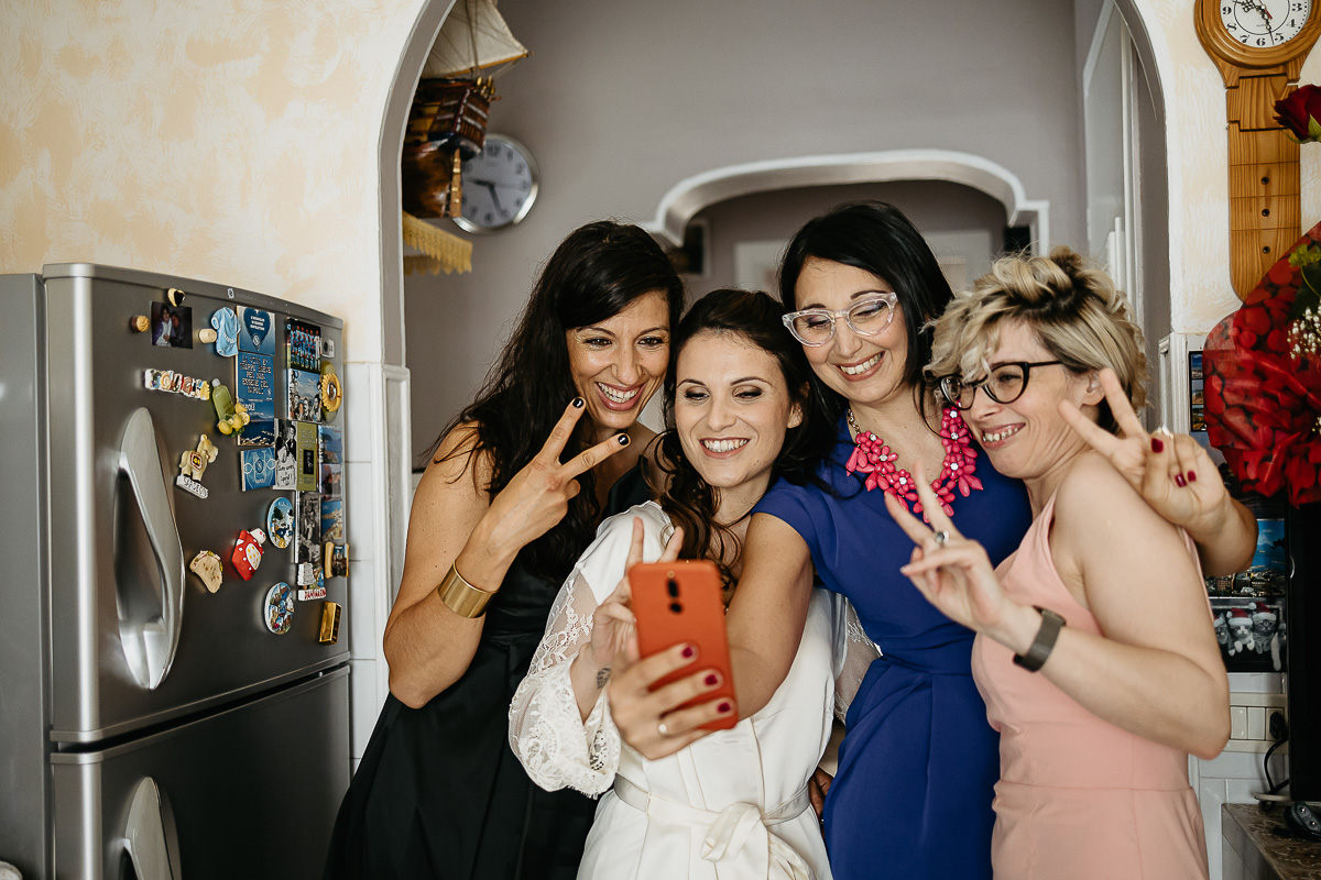 Matrimonio a Torino. Preparazione della sposa. Selfie della sposa con le amiche