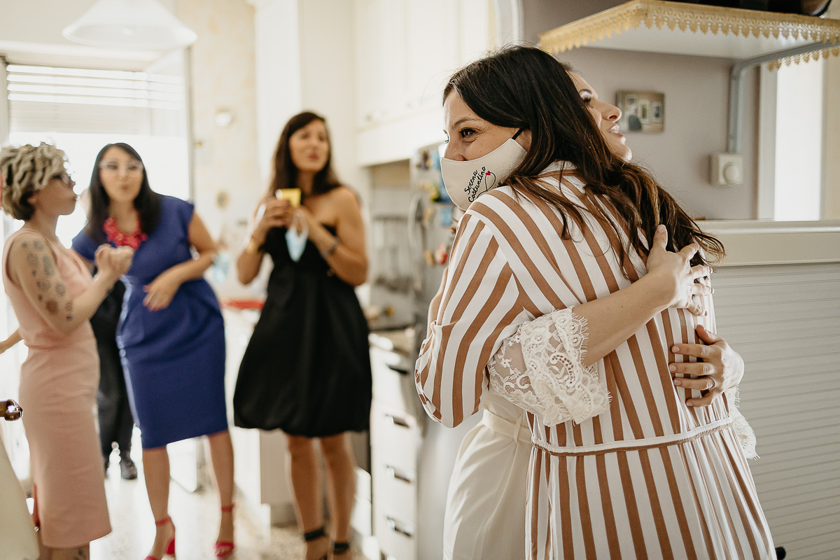 Matrimonio a Torino. Preparazione della sposa.Sposa abbraccia la wp