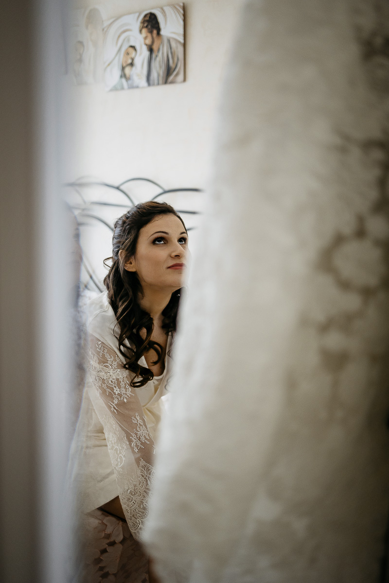 Matrimonio a Torino. Preparazione della sposa.Sposa guarda il suo abito