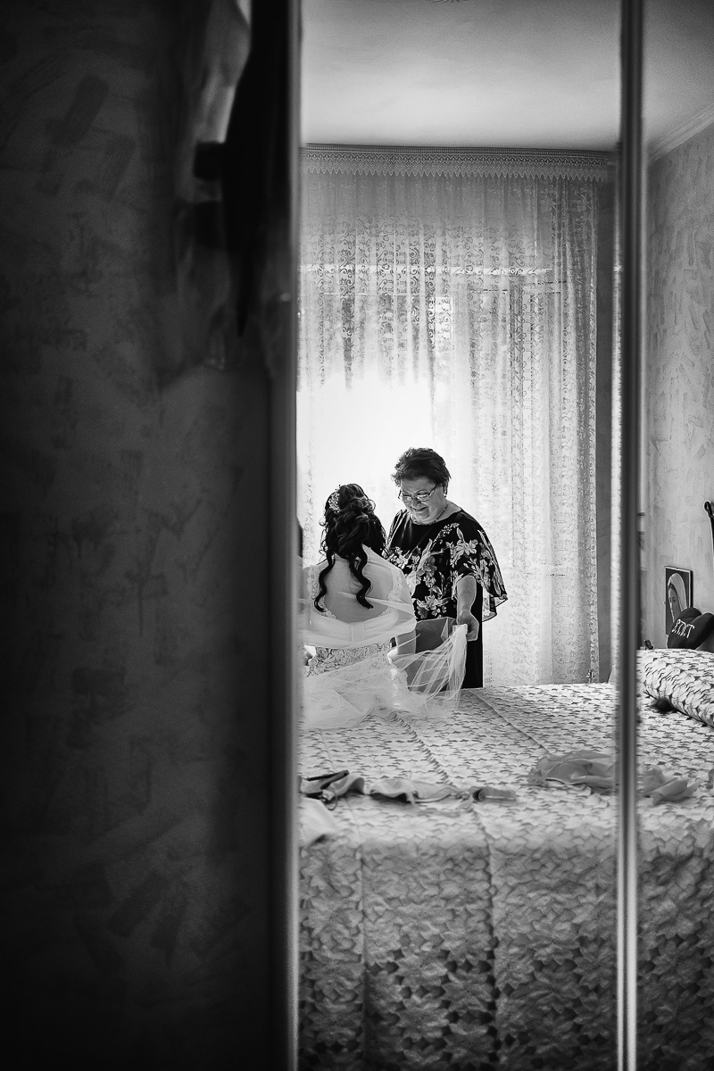 Matrimonio a Torino. Preparazione della sposa.Sposa con la mamma