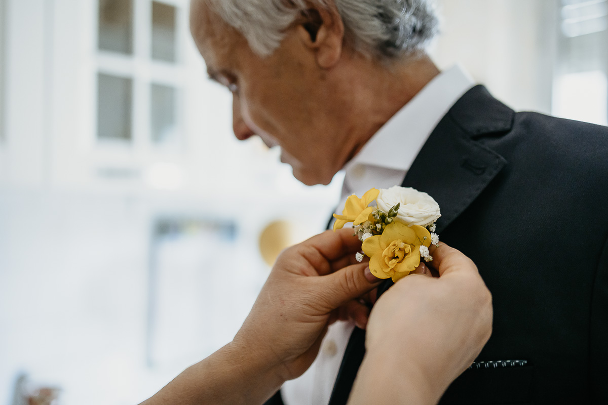 Matrimonio a Torino. Preparazione della sposa.Wp mette la bouttoniere al papà della sposa