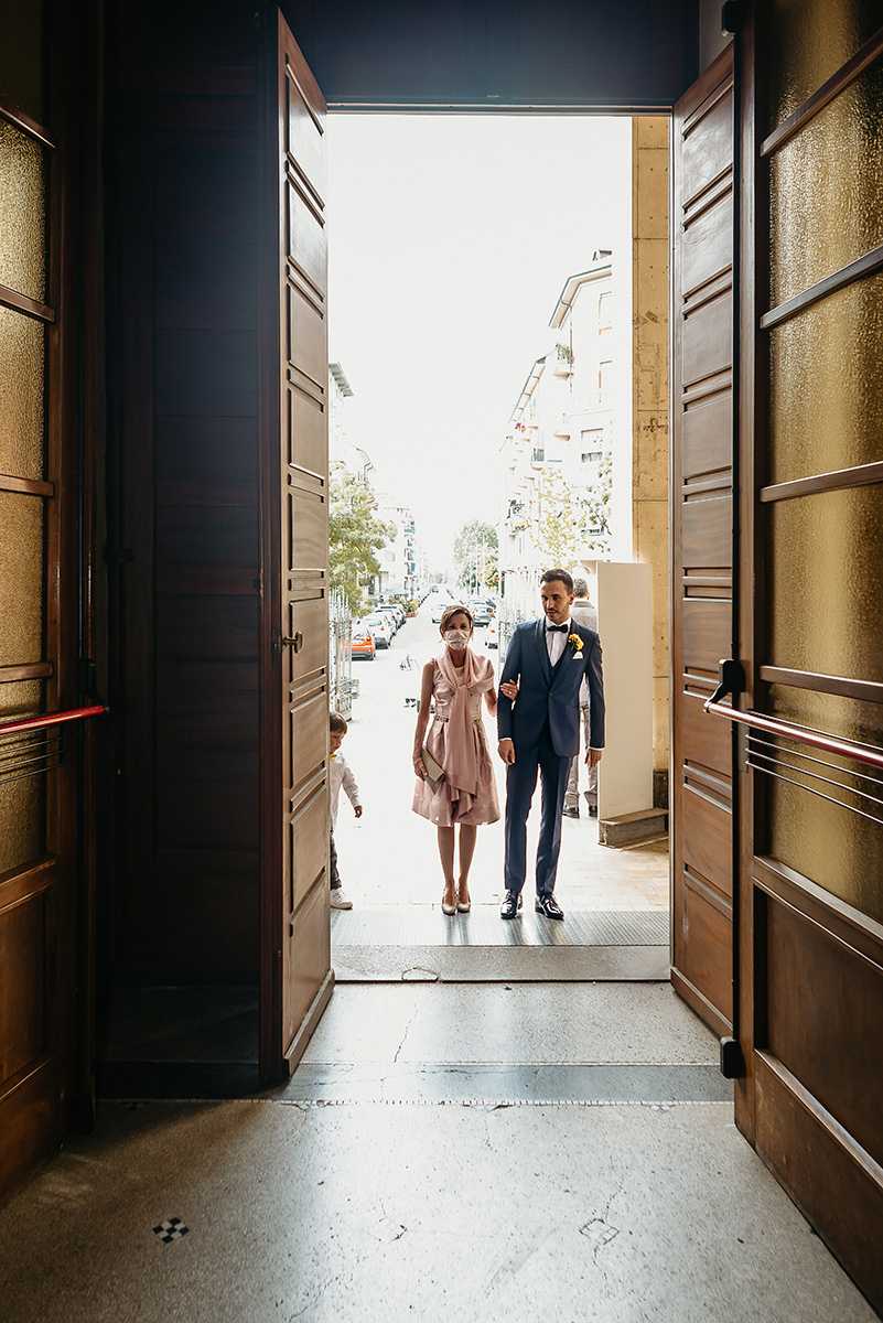 Matrimonio a Torino. Cerimonia nella chiesa Patrocinio San Giuseppe. Entrata dello sposo con la mamma.