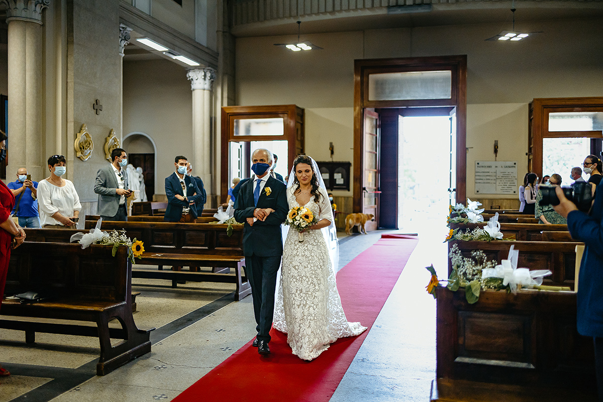 Matrimonio a Torino. Cerimonia nella chiesa Patrocinio San Giuseppe.Entrata della sposa con il padre.
