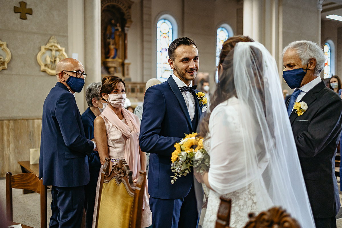 Matrimonio a Torino. Cerimonia nella chiesa Patrocinio San Giuseppe.Sposo che saluta la sposa all'altare.