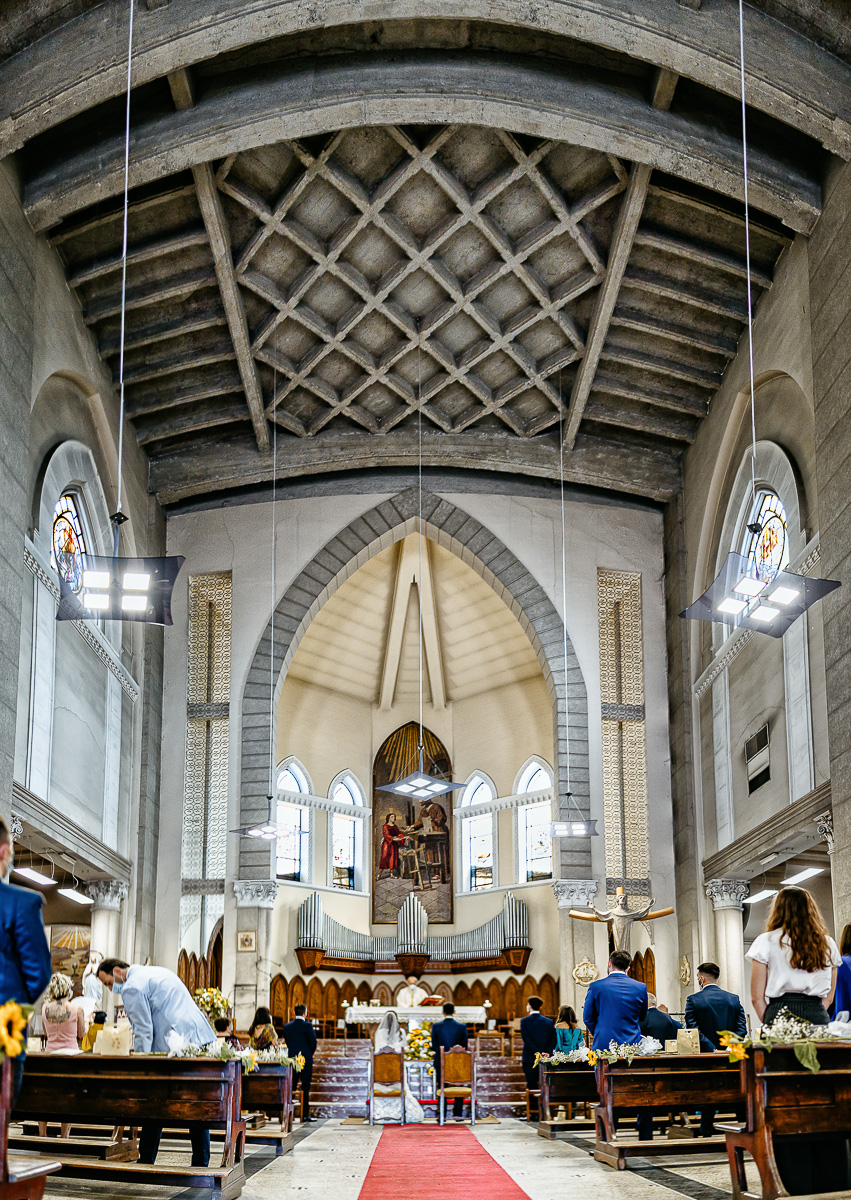 Matrimonio a Torino. Cerimonia nella chiesa Patrocinio San Giuseppe.Panoramica della chiesa con gli sposi visti da dietro.