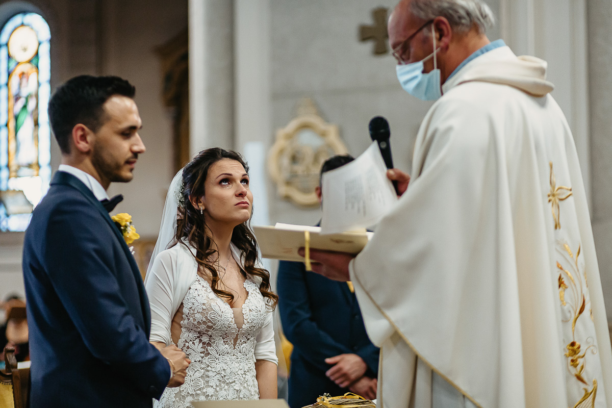 Matrimonio a Torino. Cerimonia nella chiesa Patrocinio San Giuseppe. Sposa commossa rivolge lo sguardo al cielo.