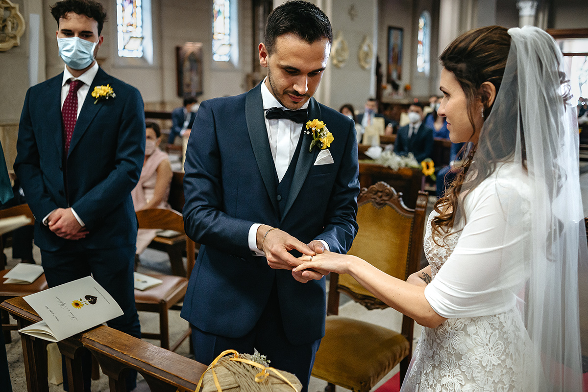 Matrimonio a Torino. Cerimonia nella chiesa Patrocinio San Giuseppe.Sposo mete l'anello al dito della sposa.