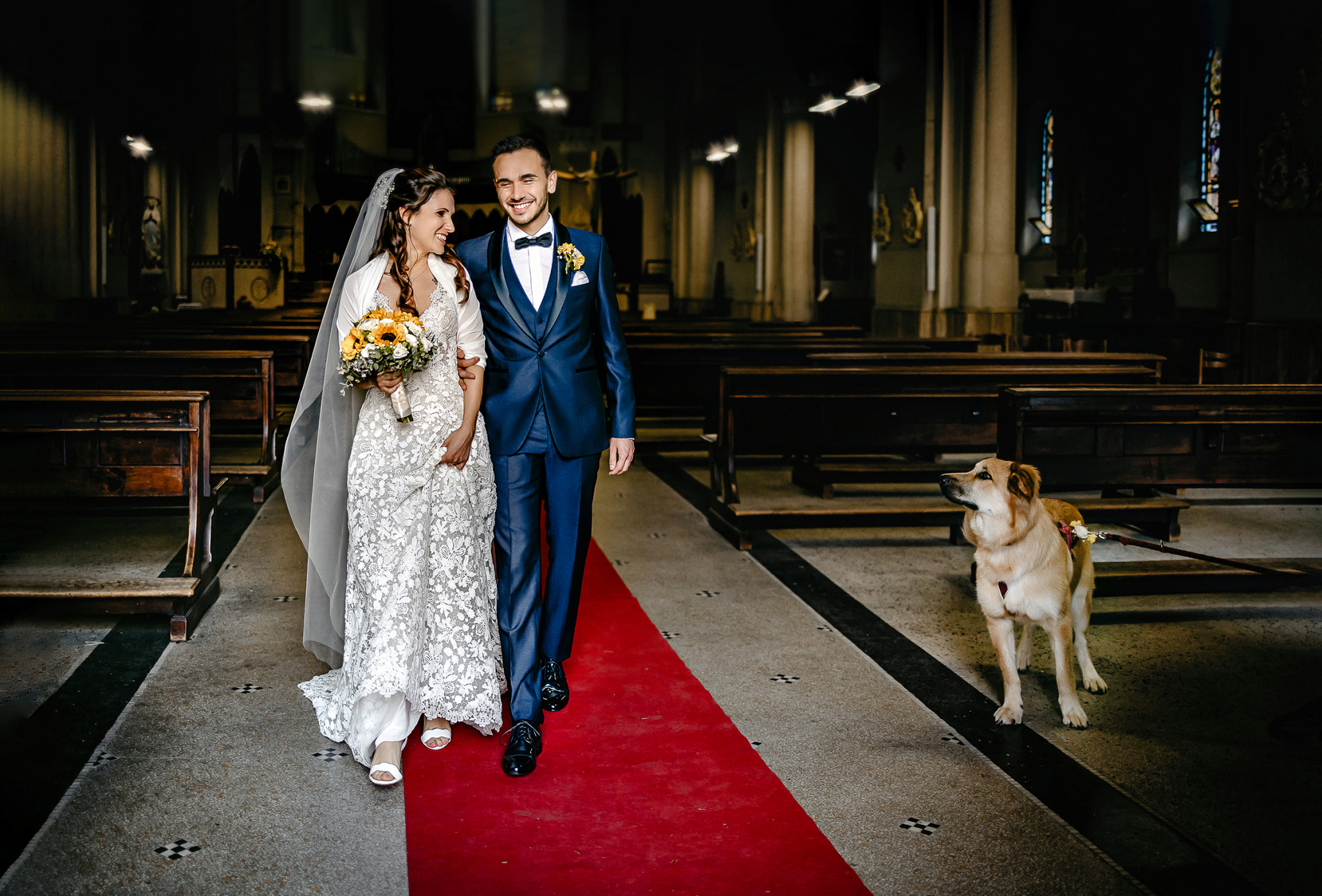 Matrimonio a Torino. Cerimonia nella chiesa Patrocinio San Giuseppe.Uscita degli sposi davanti al loro cane.
