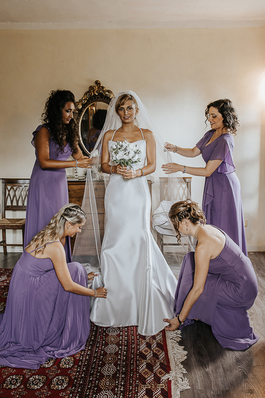 Matrimonio a Villa Delfini di Morsasco (AL) nel Monferrato. Preparazione dell a sposa. Ritratto della sposa con le damigelle.