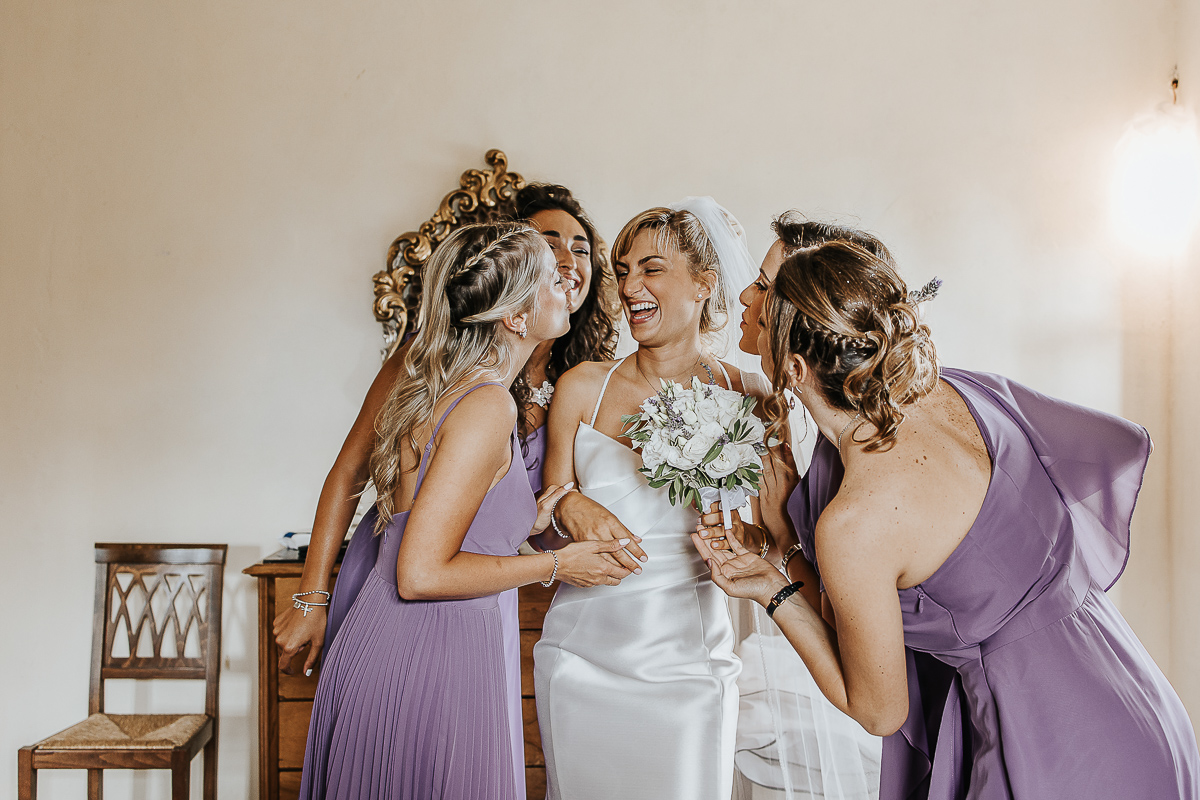 Matrimonio a Villa Delfini di Morsasco (AL) nel Monferrato. Preparazione dell a sposa. Sposa con le damigelle.