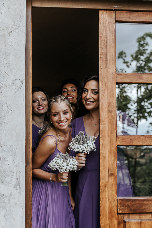 Matrimonio a Villa Delfini di Morsasco (AL) nel Monferrato. Preparazione dell a sposa. damigelle che stanno per uscire.